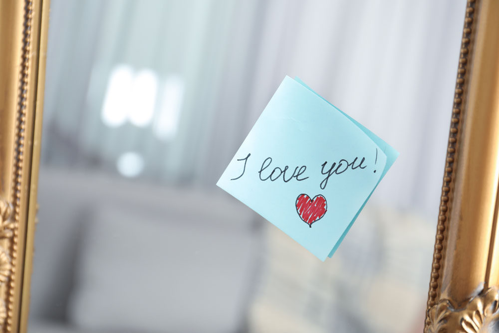 Hinterlassen Sie hin und wieder kleine Botschaften Post-it mit "Ich liebe dich"